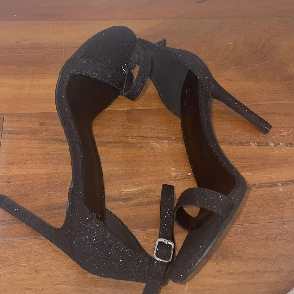 Halston Woman’s Maui Open Toe Ankle Strap Dress Sandals Size 8